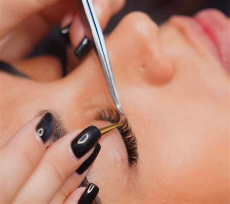 EXTENSIONS DE CILS EN VISION POSE COMPLÈTE 1 H Beauty Formation