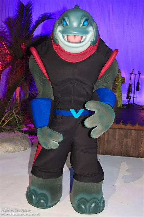 Captain Gantu at Disney Character Central | Tokyo disneyland, Disney ...