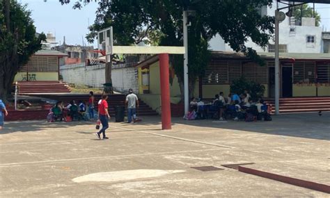 Tras Robo En Primaria Alumnos Toman Clases A La Intemperie El