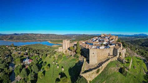 Este pueblo de Andalucía tiene uno de los castillos más impresionantes