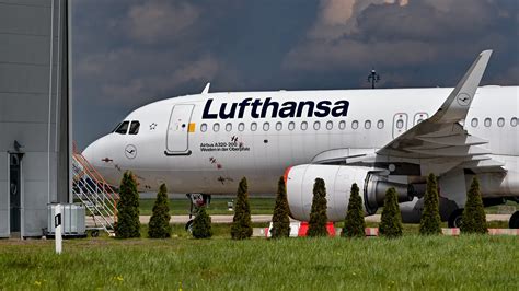 Lufthansa to cancel 800 flights on Friday due to pilots' strike