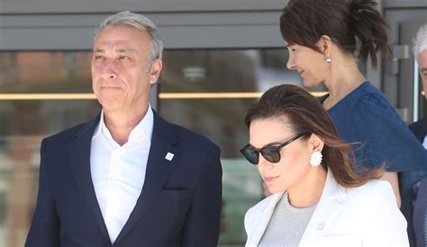 Όλγα Κεφαλογιάννη Με λευκό navy σύνολο και nude γόβες Christian Louboutin στην Εθνική