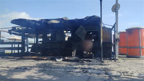 Quiosque pega fogo na véspera da reinauguração em Cabo Frio no RJ