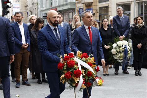 FOTO Položeni vijenci na spomen obilježje Vječna vatra