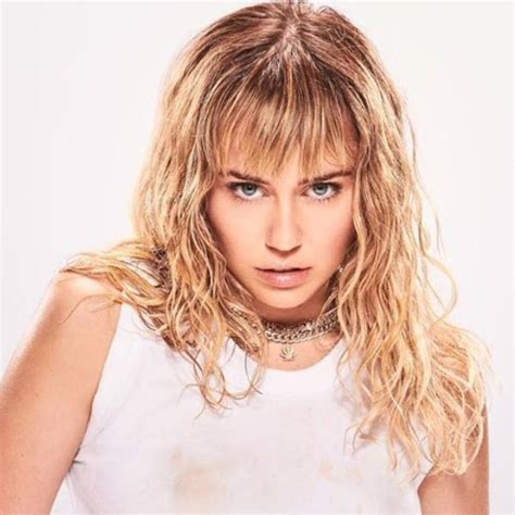 Singer Miley Cyrus drops She is Coming - Bollywood News & Gossip, Movie