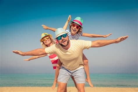 Fam Lia Feliz Nas F Rias De Ver O Pessoas Se Divertindo Na Praia Estilo