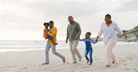 Caminhadas Felizes E Uma Fam Lia Negra Na Praia De M Os Dadas E Falando