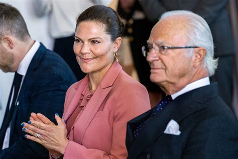 Carl Gustaf et Victoria de Suède au port de Norvik Noblesse Royautés