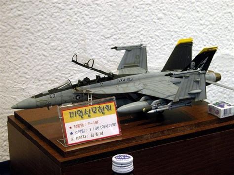 F A 18F SUPER HORNET JOLLY ROGERS 1 48 Revell L Galerie