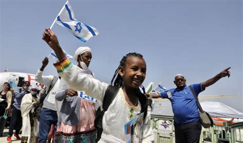 Operation Tzur Yisrael 181 New Immigrants Land In Israel From Ethiopia