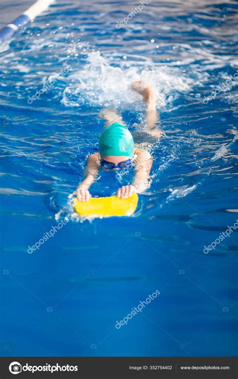 Bela Menina Nadadora Treinando Uma Piscina Culos Uma Prancha