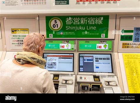 De Abril Modelo De Mujer Occidental Lanzado En Jap N Comprando Un