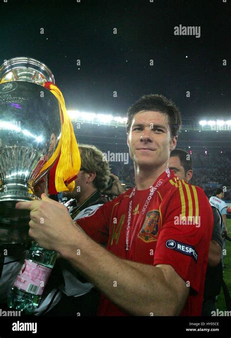 XABI ALONSO WITH TROPHY GERMANY V SPAIN ERNST-HAPPEL-STADION VIENNA AUSTRIA 29 June 2008 Stock ...