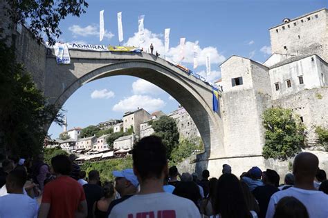 Počeli skokovi sa Starog mosta Za titulu najboljeg takmiči se 31 skakač