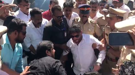 Video Aimim Leader Waris Pathan Detained By Mumbai Police While Trying