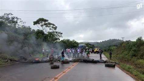 VÍDEO Grupo fecha trecho da BA 001 em protesto por melhorias na