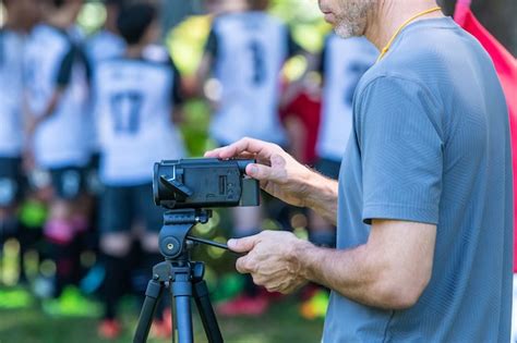 Hombre Grabando Un Partido De F Tbol Con Su C Mara De Video En Un