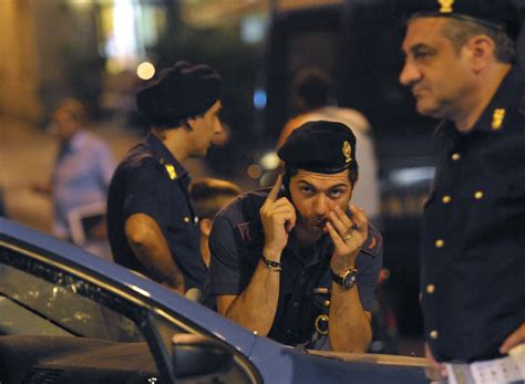 Accoltellato A Anni Ancora Grave La Polizia Sulle Tracce Dell