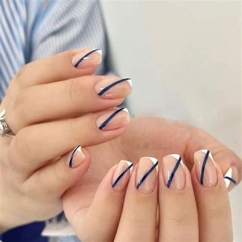 20 Gorgeous Navy Nails For A Refreshing Manicure