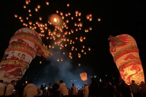 平溪20呎雙龍主燈分開升空避免相撞重演 900天燈照夜空 生活新聞 生活 聯合新聞網