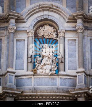 Estatua De Santa Gueda En La Fachada De La Catedral De Catania