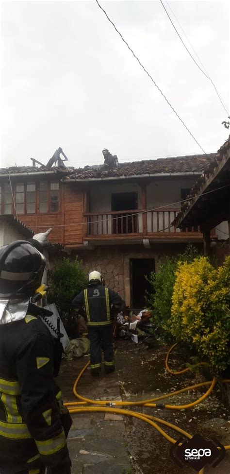 El fuego calcina una habitación y el desván en una vivienda de Soto de