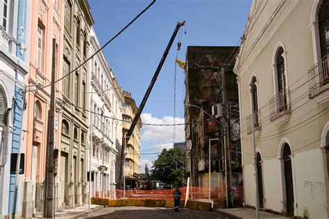 Prédio risco de desabamento passa por demolição no Bairro do Recife