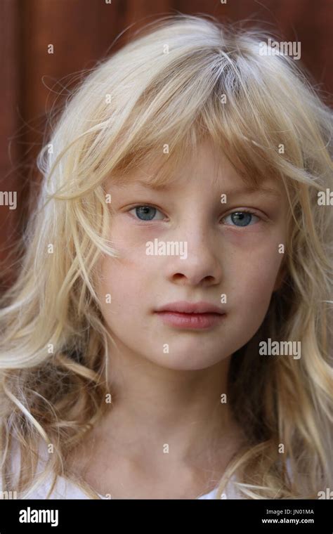 Portrait D Une Jeune Fille Blonde Aux Yeux Bleu Banque D Images Photo