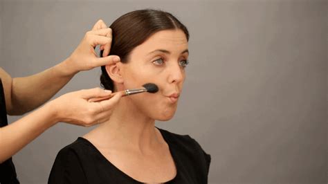 How To Contour In 3 Steps How To Contour Cheekbones Elle Easy