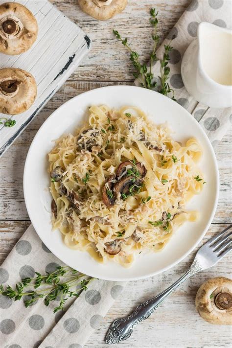 Fetuchini Alfredo Con I Funghi Ed Il Prosciutto Del Pollo In Salsa Di