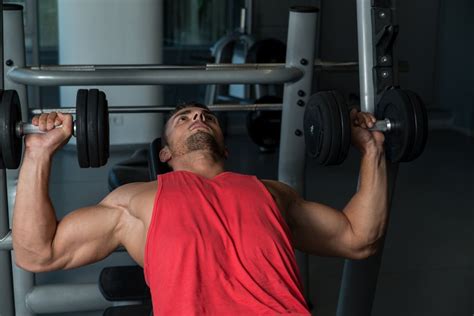 È facile pompare i muscoli per un uomo allenamenti di fitness a casa