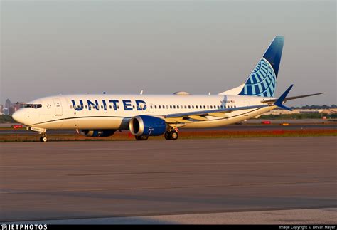 N17264 Boeing 737 8 MAX United Airlines Devan Mayer JetPhotos