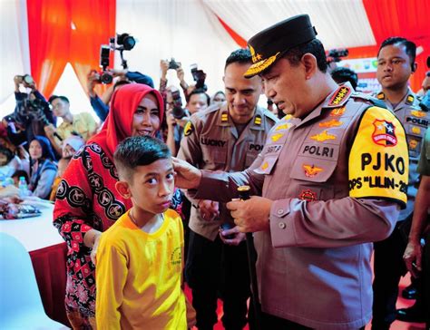 Al realizar servicios sociales y de salud en Java Oriental la Policía