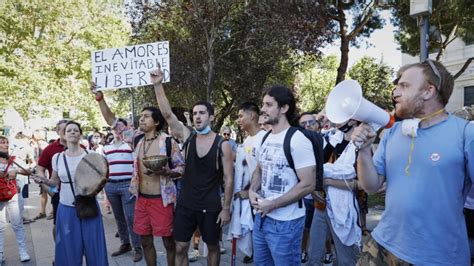 Manifestación de negacionistas en Madrid Los negacionistas se