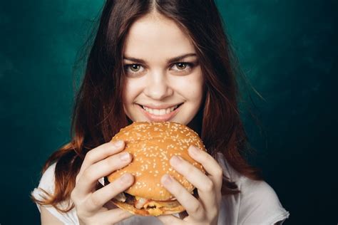 Mulher Feliz Comer Um Hamb Rguer Est Dio Foto Premium