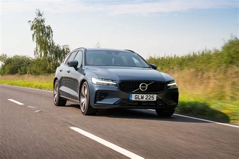 Volvo V60 Hybrid Review 2025 | Drive, Specs & Pricing | Carwow