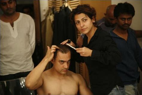 Aamir Khans Haircut Session To Get The Ghajini Look Bollywood Hungama