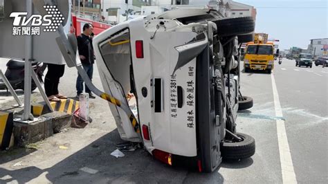 台東救護車載病患遭撞噴「橫躺馬路中」 照服員受傷送醫