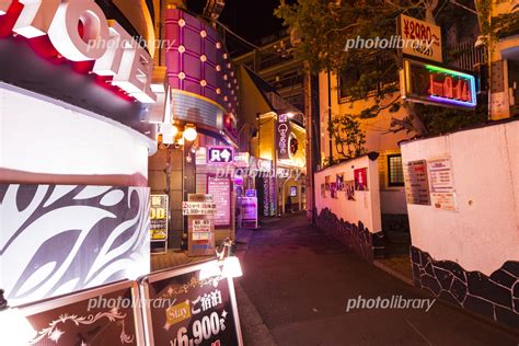 鶯谷 夜のホテル街 写真素材 [ 5847673 ] フォトライブラリー Photolibrary