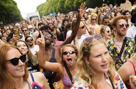 Ataques Homof Bicos Durante Marcha De Orgullo Gay En Berl N