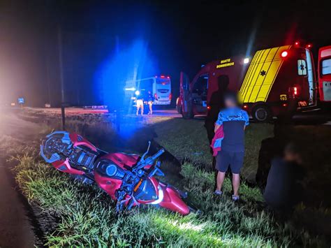 Suspeita de fratura Jovem motociclista é socorrido após acidente na BR