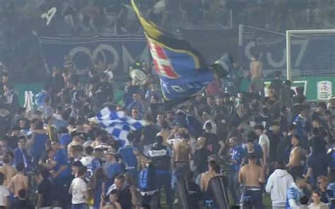 Como In Serie A La Festa In Campo Per La Promozione Video E Foto