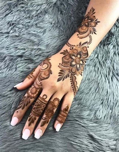 Creative Traditional Arabic Mehndi Designs On Full Backhand And Fingers