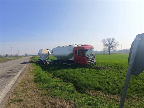 Mezzo Pesante Fuori Strada A Pontecurone Provinciale Chiusa