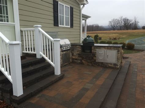 Multi Level Patio With Fire Pit And Seat Wall Classique Terrasse Et