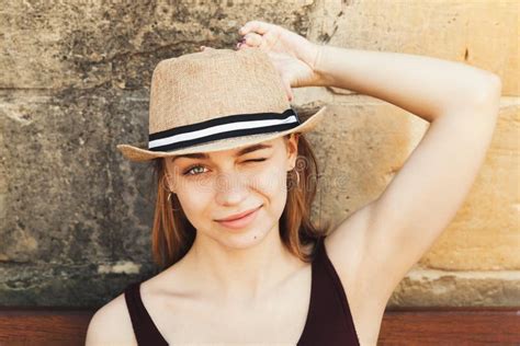 Belle Caucasienne Blonde En Chapeau De Paille Image Stock Image Du Regard Fermer