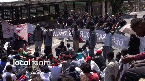 Ventimiglia I Migranti Bloccano La Strada Polizia Schierata Youtube