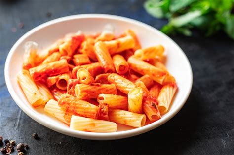 Pasta salsa de tomate plato de macarrones receta clásica en la mesa