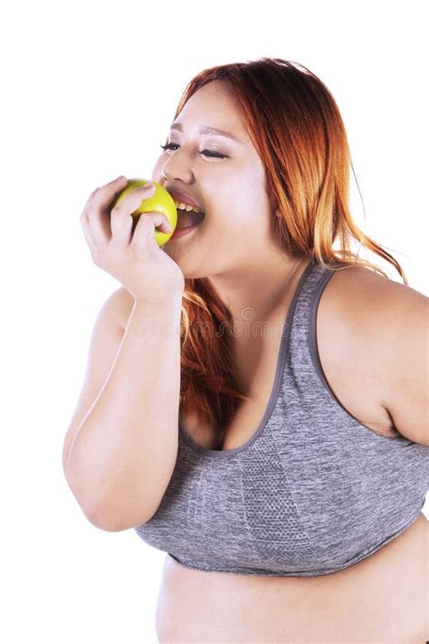 La Mujer Gorda Come La Fruta De La Manzana Imagen De Archivo Imagen