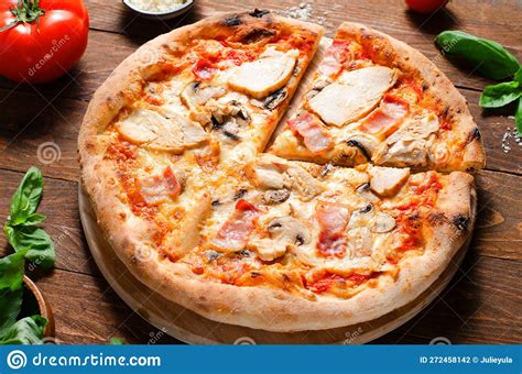 Pizza De Cogumelo De Frango Base Em Madeira De Pedra Assada Pizza